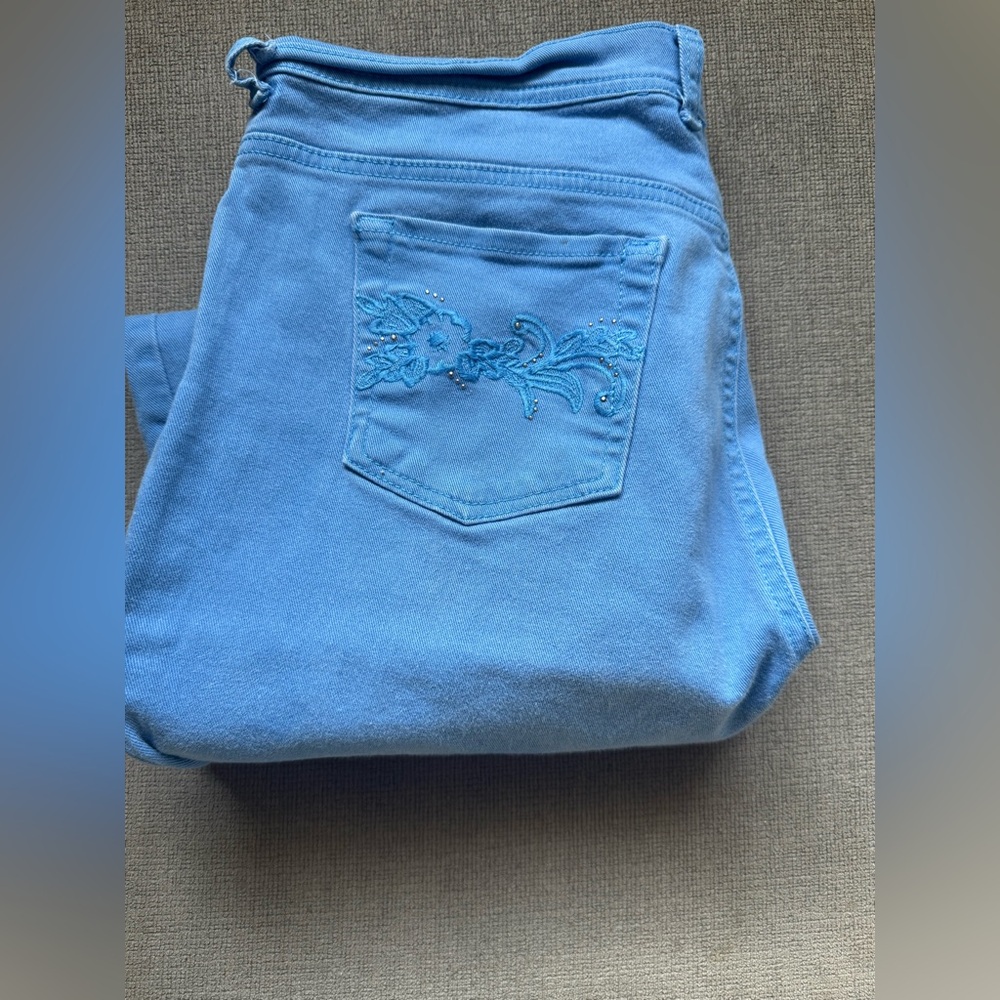 Gloria Vanderbilt Light Blue Cropped Jeans with Embroidery